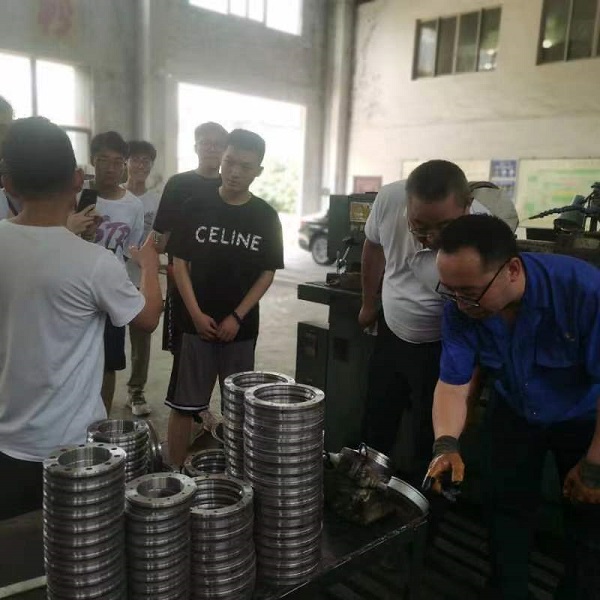 洛陽理工學院智能制造學院到我廠參觀學習